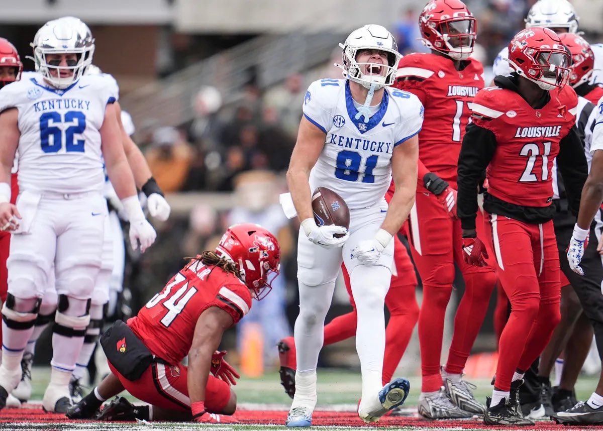 jtdaye2010's tweet photo. Blessed to receive my tenth Offer from University of Kentucky #AGTG https://t.co/BYZdPzxUmM