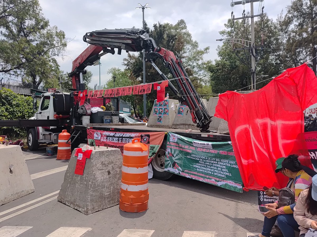 comunistamexico's tweet photo. El maestro luchando, también está enseñando!! https://t.co/Qm6LMUq3iB