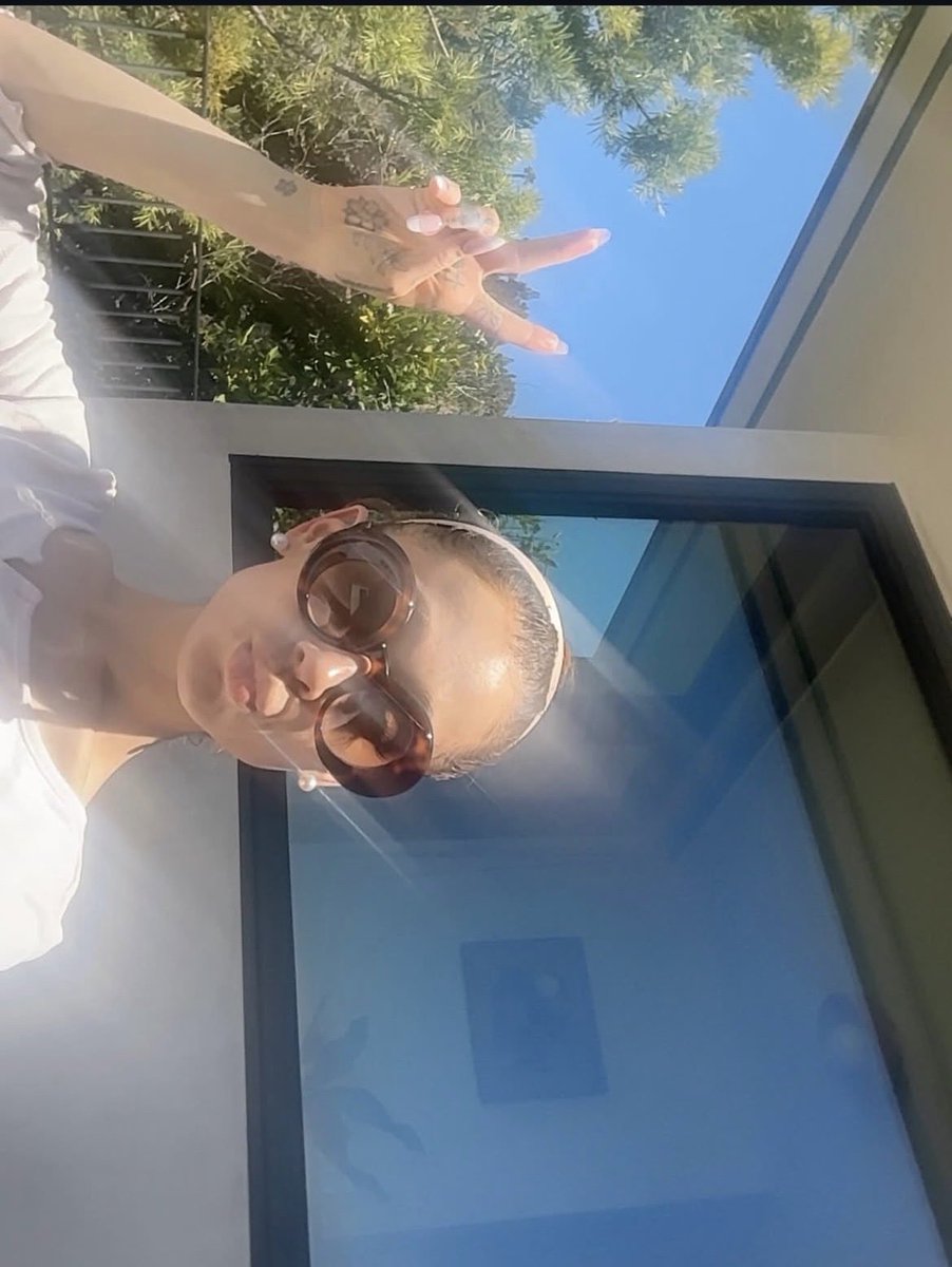 Arianatorsfa's tweet photo. Finally she is out in the sun https://t.co/2i4zSiclDx