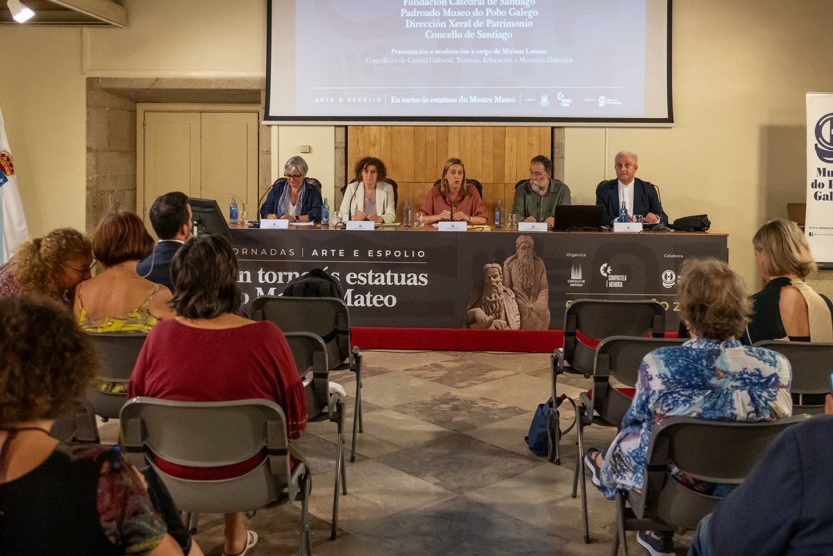 PazodeRaxoi's tweet photo. 🏛️O Concello fará público nas vindeiras semanas o emprazamento das estatuas do Mestre Mateo

🗣️O debate sobre en que lugar deben expoñerse de forma permanente as dúas esculturas recuperadas polo Concello, centrou a última mesa redonda da xornada ‘Arte e Espolio. En torno ás estatuas do Mestre Mateo’.  

➡️A alcaldesa, Goretti Sanmartín, adiantou que se terán en conta criterios como “que sexa un lugar accesible e o máis colectivo posible” e desbotou que se volvan colocar no Pazo de Raxoi