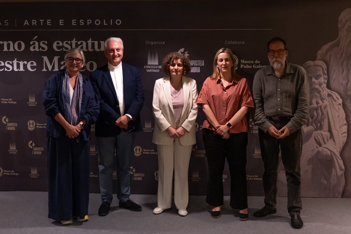 PazodeRaxoi's tweet photo. 🏛️O Concello fará público nas vindeiras semanas o emprazamento das estatuas do Mestre Mateo

🗣️O debate sobre en que lugar deben expoñerse de forma permanente as dúas esculturas recuperadas polo Concello, centrou a última mesa redonda da xornada ‘Arte e Espolio. En torno ás estatuas do Mestre Mateo’.  

➡️A alcaldesa, Goretti Sanmartín, adiantou que se terán en conta criterios como “que sexa un lugar accesible e o máis colectivo posible” e desbotou que se volvan colocar no Pazo de Raxoi