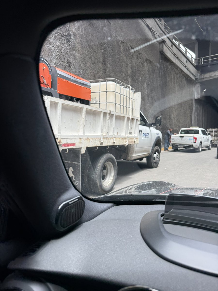 irving_ortiz's tweet photo. Es un caos todo Bosque Real porque están haciendo trabajos en el día, cuando bien podrían hacerlos en la noche sin afectar a tantos pero claro, -“hagámoslo en el día para que vean que estamos trabajando” @Vecinodeteca @HuixquiGob @Huitzquillocan @Edomex https://t.co/GxQHQyXJ7b