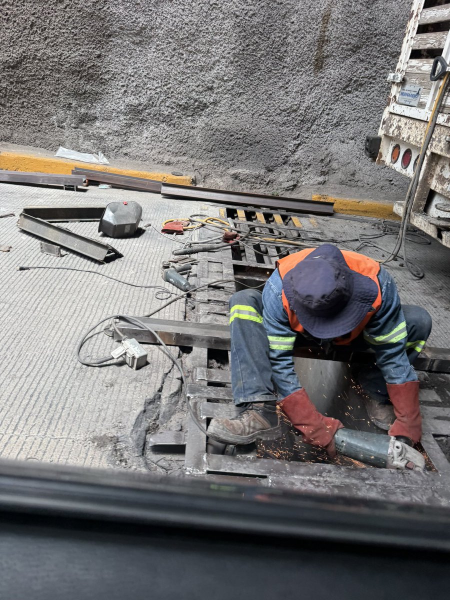 irving_ortiz's tweet photo. Es un caos todo Bosque Real porque están haciendo trabajos en el día, cuando bien podrían hacerlos en la noche sin afectar a tantos pero claro, -“hagámoslo en el día para que vean que estamos trabajando” @Vecinodeteca @HuixquiGob @Huitzquillocan @Edomex https://t.co/GxQHQyXJ7b