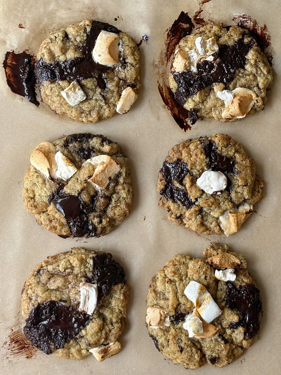 saweeeties's tweet photo. brown butter marshmallow dark chocolate cookies ! https://t.co/CFI6OjC3Ng