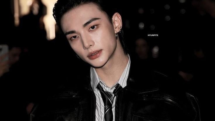 hyltceles's tweet photo. Au #Hyunlix | Eclipse.

La fe impregnada en Hyunjin, en la vida de alguien que jamás aprendió a desear.¿Qué ocurre cuando una sola presencia es capaz de romper todo aquello que creía correcto? Entre la devoción y el pecado, comenzó su eclipse. https://t.co/8OZL5psr2A