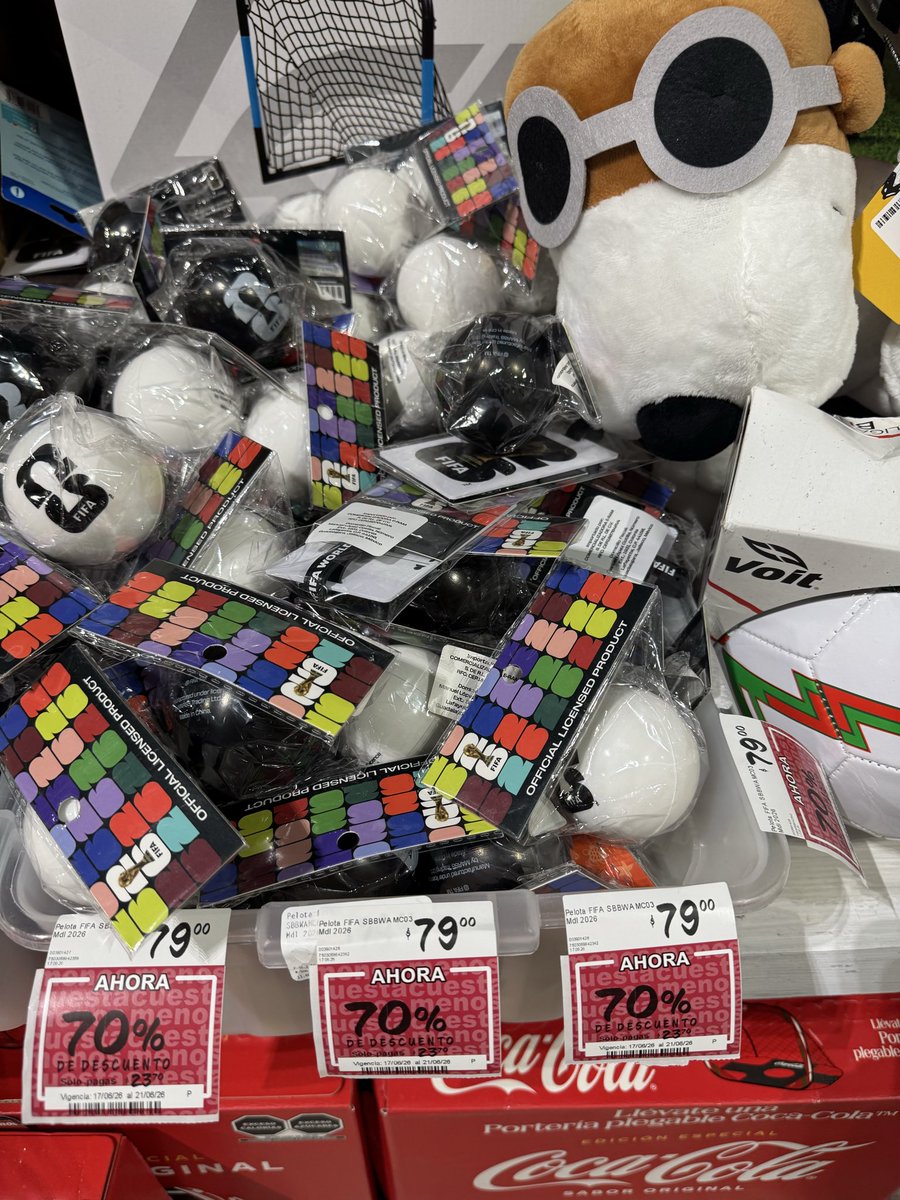 ZuminZuminZumin's tweet photo. カンクンのスーパー、ワールドカップグッズがセールになってる！しかも70%オフとかも。大会期間中なのにどうしてだ？ https://t.co/j31k1wAKp2