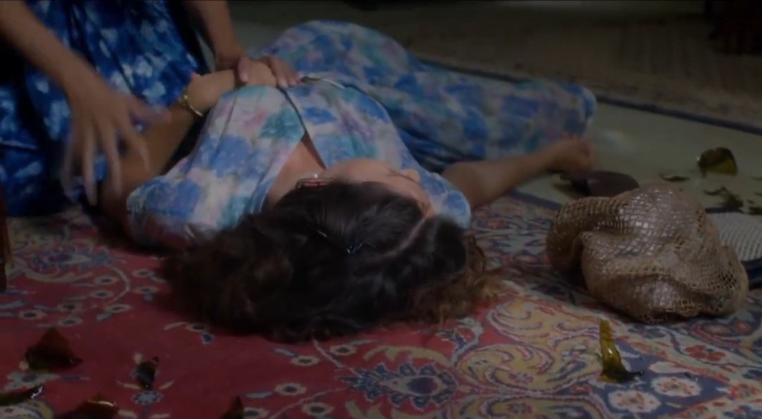 AthinaNst's tweet photo. "Κάνει ιιιιι (σιωπηλά) και πέφτει..."
#elenianna <3 https://t.co/KrngMohBM6