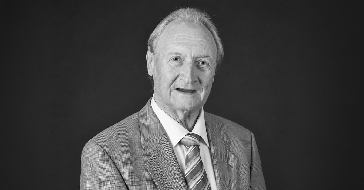 udechile's tweet photo. El Club Universidad de Chile lamenta profundamente el deceso del destacado relator Hans von der Marwitz, ocurrido hoy. Marwitz fue un referente de la radiotelefonía de nuestro país y contagió con sus gritos de gol a los seguidores de la U durante más de medio siglo. 

Nuestras condolencias a su familia y la gratitud eterna del pueblo azul con el "Gringo" Marwitz.