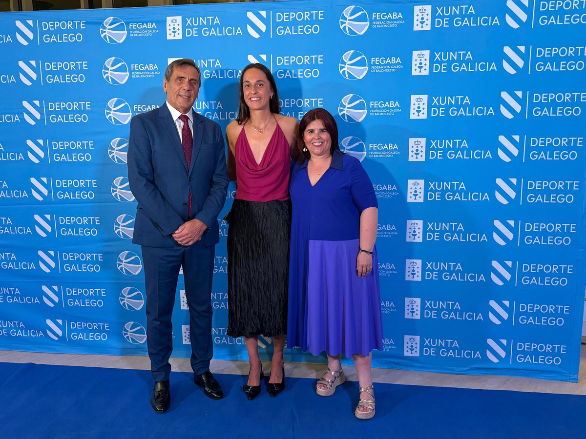 PazodeRaxoi's tweet photo. 🏀 Santiago converteuse no epicentro do baloncesto coa Gala Basketgal 2026 no Museo Centro Gaiás da Cidade da Cultura.

🥇 A concelleira de Deportes, Pilar Lueiro, fixo entrega dun dos recoñecementos máis importantes da noite: o premio ao Mellor Clube 2025/26 ao C D Galogrin.

💙 Desde o Concello de Santiago queremos dar os parabéns a todas as persoas e entidades premiadas, e felicitar á Federación Galega de Baloncesto por unha cita inesquecible que celebra o pasado, presente e futuro do noso deporte.
