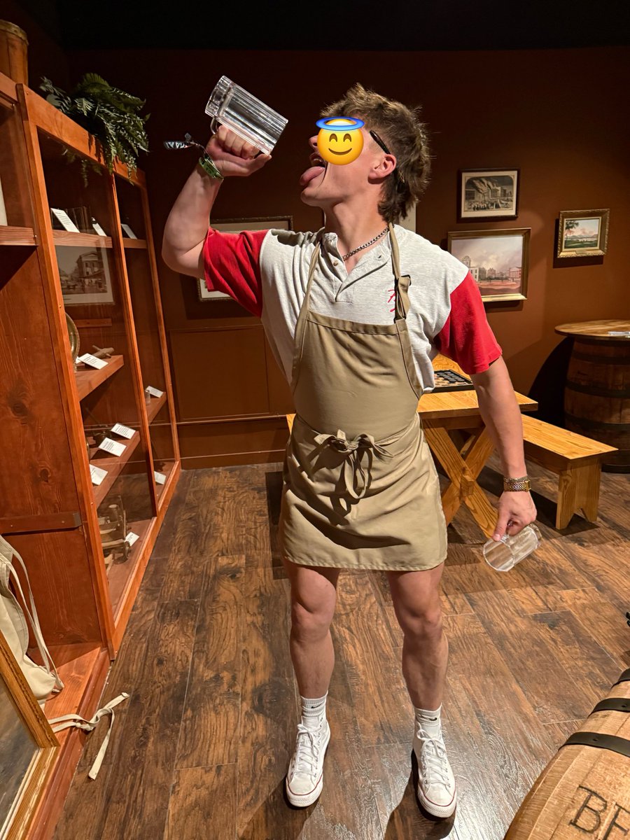 avedawgshorny's tweet photo. Played dress up at my local museum.. anyone need served? https://t.co/9A5ma8DBh4