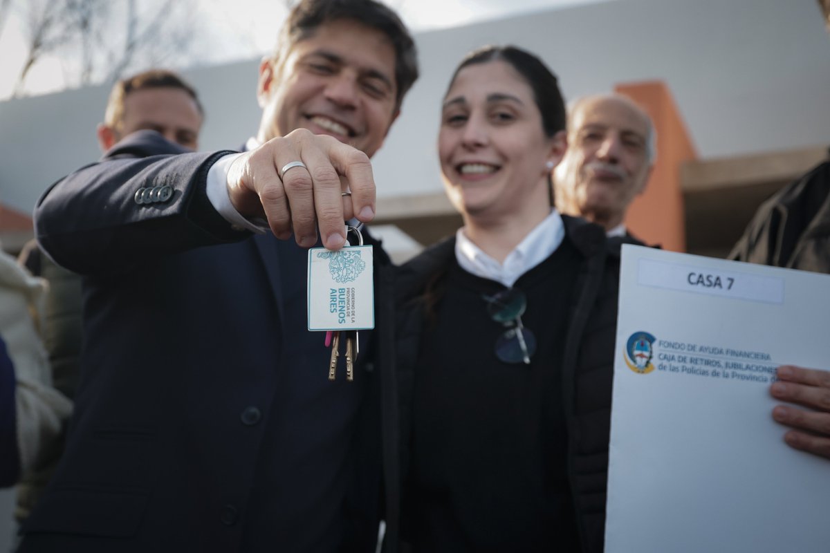 Kicillofok's tweet photo. Día inolvidable para las familias de General Belgrano que recibieron las llaves de su casa y las más de 100 escrituras que entregamos en el distrito.

Así se garantiza el derecho al hogar, trabajando con cada municipio sin distinción política, porque lo más importante es transformarle la vida al pueblo de la provincia de Buenos Aires.

¡Felicitaciones y a disfrutar!