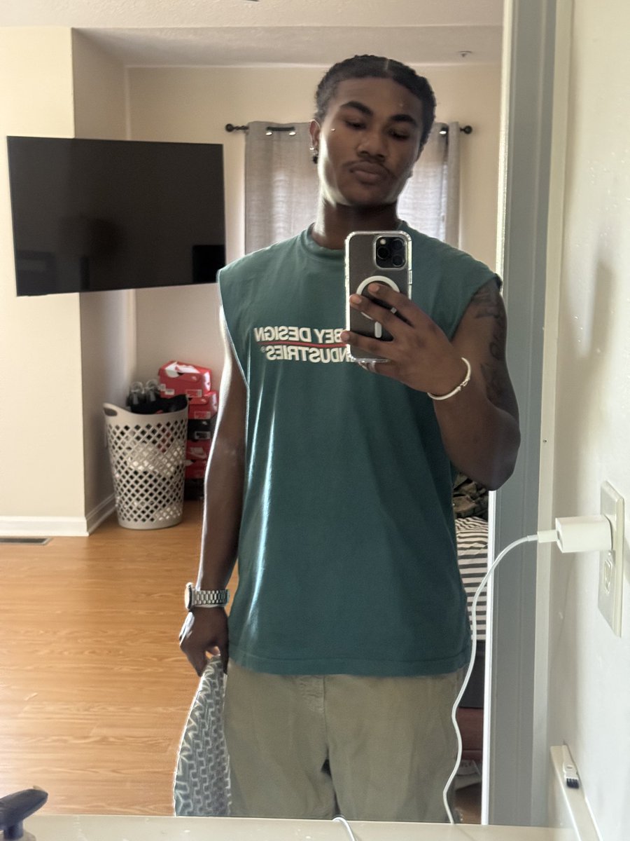 ViS0NARYY's tweet photo. muscle shirt szn 🐍 https://t.co/lWYA5z6Occ