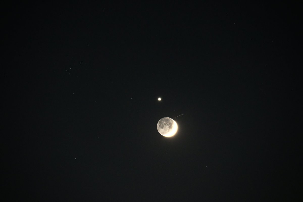 gigginoopuzzuso's tweet photo. Questa sera alle 22e25 ho scattato questa foto.
Luna e Venere non sono vicine davvero.
Le separano milioni di chilometri.
Ma questa sera, viste dalla Terra, sembrano incontrarsi.
Forse anche le distanze più grandi dipendono dal punto da cui le osserviamo. https://t.co/PHJGvVvuBJ