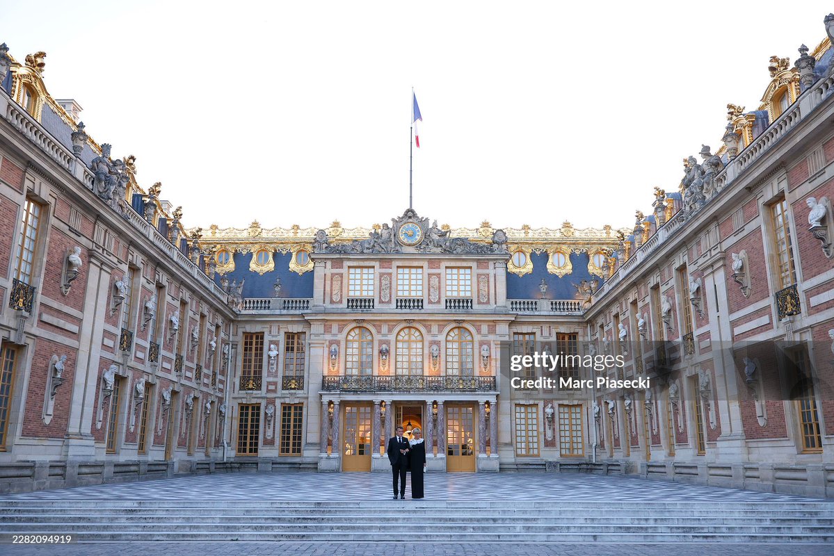 versaillescult's tweet photo. Le président de la République Emmanuel Macron et sa femme Brigitte Macron ont accueilli le président américain Donald Trump au château de Versailles #versailles #chateaudeversailles #trump #donaldtrump #emmanuelmacron https://t.co/Ptr0mhdgo3
