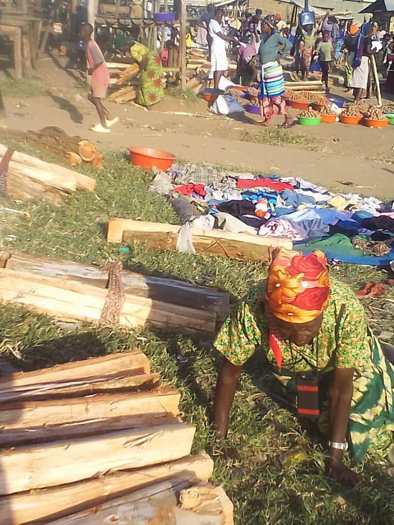 refrightsa2015's tweet photo. #RefugeeRights
Refugees shouldn’t have to risk violence to cook a meal.
After many complaints to UNHCR, firewood is now reaching refugees especially elders in Rwamwanja Setmt
Now let’s scale safe energy solutions so no refugee faces violence for basic needs.

#RRAO #Rwamwanja https://t.co/FeZF219u3R