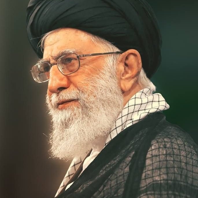 sadafeabyy's tweet photo. عزت و شرف و ایستادگی امروز ایران مرهون زحمات این مرد بزرگ است . 
بارها میگفت به قله ها نزدیکیم فقط باید مقاومت کنیم.افرادی بودند که این جمله را تمسخر می‌کردند.  
اما امروز معلوم شد تدبیر این بزرگمرد تاریخ ، ابرقدرتی چون آمریکا را به زانو در آورد . 
#رهبر_شهیدم 
#سید_علی_خامنه_ای https://t.co/PGblsNQRI2