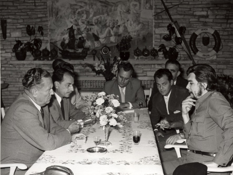 DavidLienis's tweet photo. En tiempos de conformismo y cinismo, la figura del #Che Guevara nos recuerda, que hay causas por las que vale la pena darlo todo y que la rebeldía es una forma de amor por la humanidad.  ¡Hasta siempre, Comandante! https://t.co/813Hq4YKMN