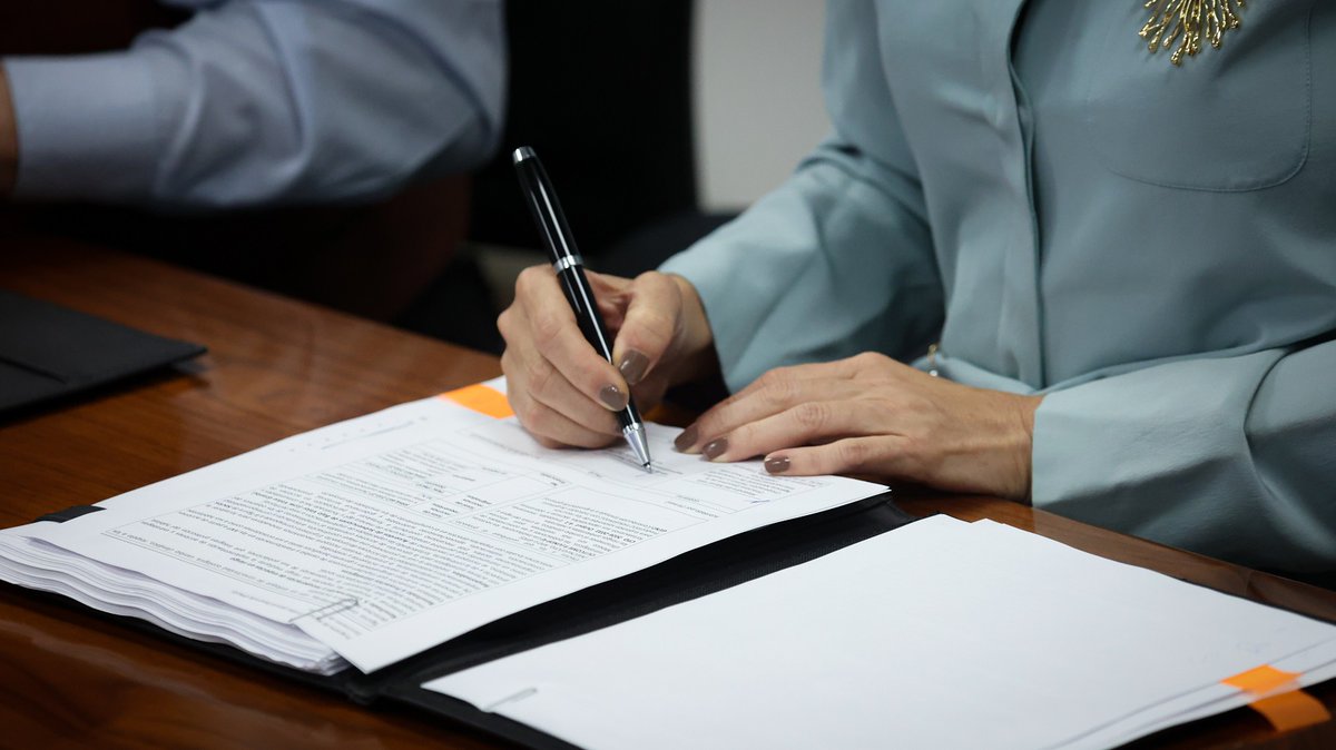 CONANP_mx's tweet photo. La enmienda fue firmada por @alvarezicazapc, titular de la #Conanp, y @SilviaMorimoto, Representante Residente del @PNUD_Mexico, quienes renovaron el compromiso de ambas instituciones con la conservación del patrimonio natural de México. 🌳🌊 https://t.co/A2FtfFYmjj