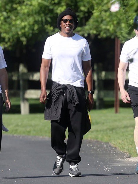 TheRocSupremacy's tweet photo. JAY-Z spotted jogging in the Hamptons while they try desperately to cancel him for the 1,234th time https://t.co/WBdoPvLDCN