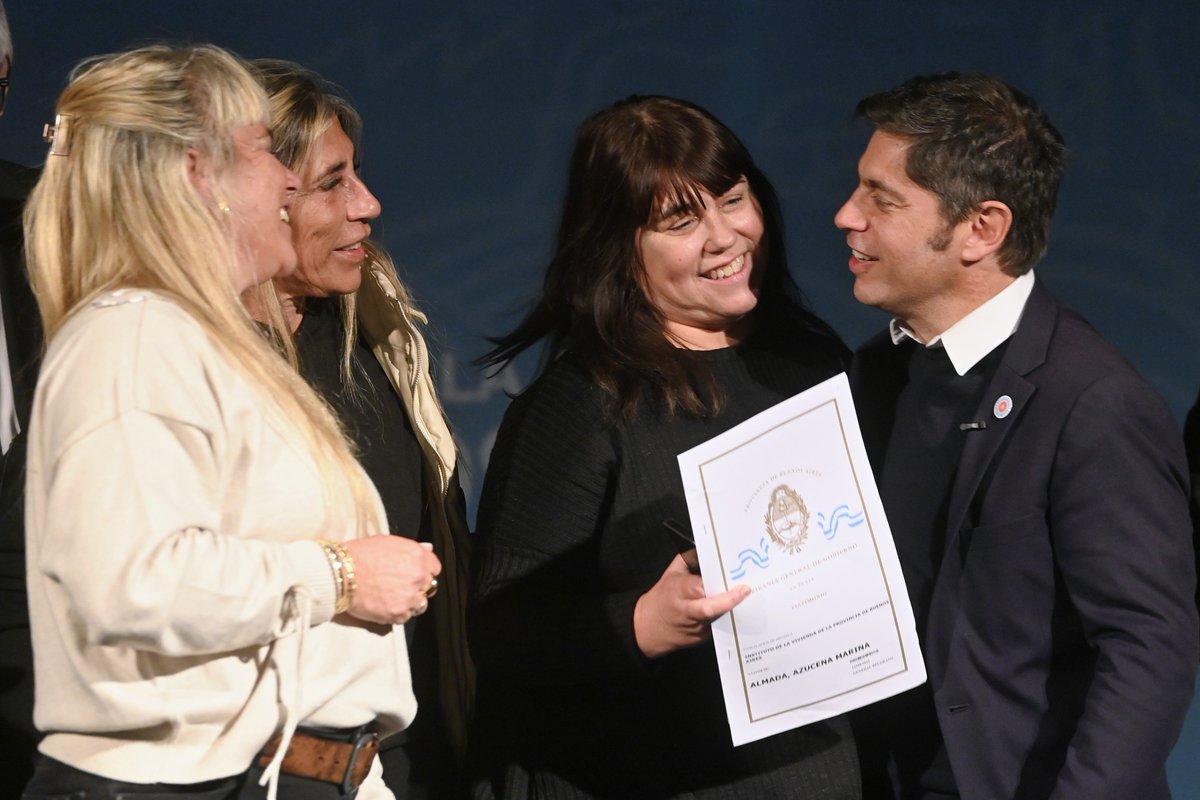 Kicillofok's tweet photo. Día inolvidable para las familias de General Belgrano que recibieron las llaves de su casa y las más de 100 escrituras que entregamos en el distrito.

Así se garantiza el derecho al hogar, trabajando con cada municipio sin distinción política, porque lo más importante es transformarle la vida al pueblo de la provincia de Buenos Aires.

¡Felicitaciones y a disfrutar!