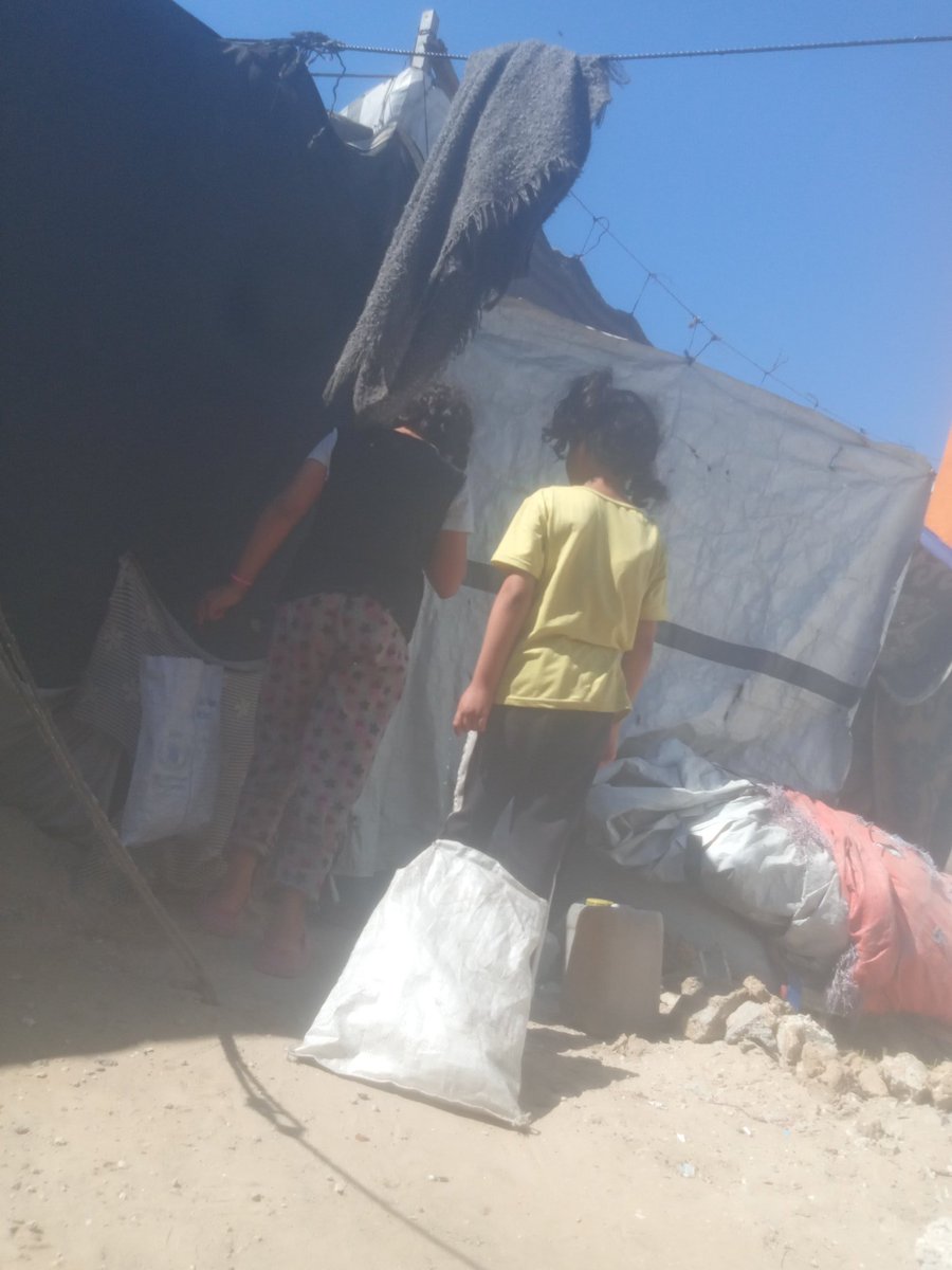 MohEdwan1988's tweet photo. My daughters, Rahaf and Razan, go out every day to collect paper and plastic so we can light a fire to cook, because we have no gas and cannot afford firewood. We can barely afford food. Please consider donating and sharing our campaign
https://t.co/IgYho6UnAl https://t.co/FJXM7HO0fD