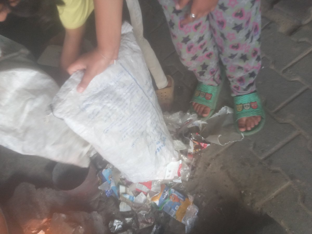 MohEdwan1988's tweet photo. My daughters, Rahaf and Razan, go out every day to collect paper and plastic so we can light a fire to cook, because we have no gas and cannot afford firewood. We can barely afford food. Please consider donating and sharing our campaign
https://t.co/IgYho6UnAl https://t.co/FJXM7HO0fD