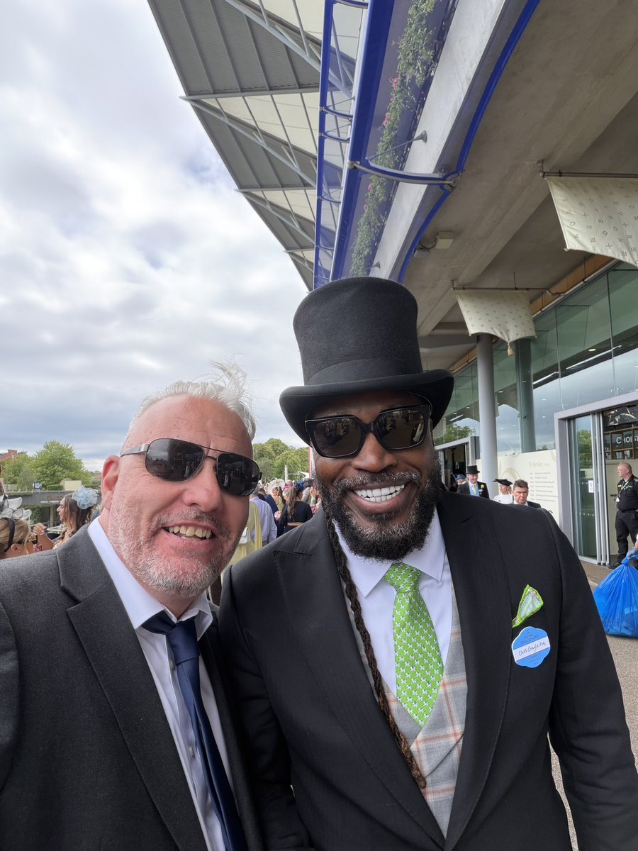 GG15476's tweet photo. Casually bumping into cricketing legend @henrygayle pleasure meeting you sir #universeboss #toohot https://t.co/sgH1p5mAGF