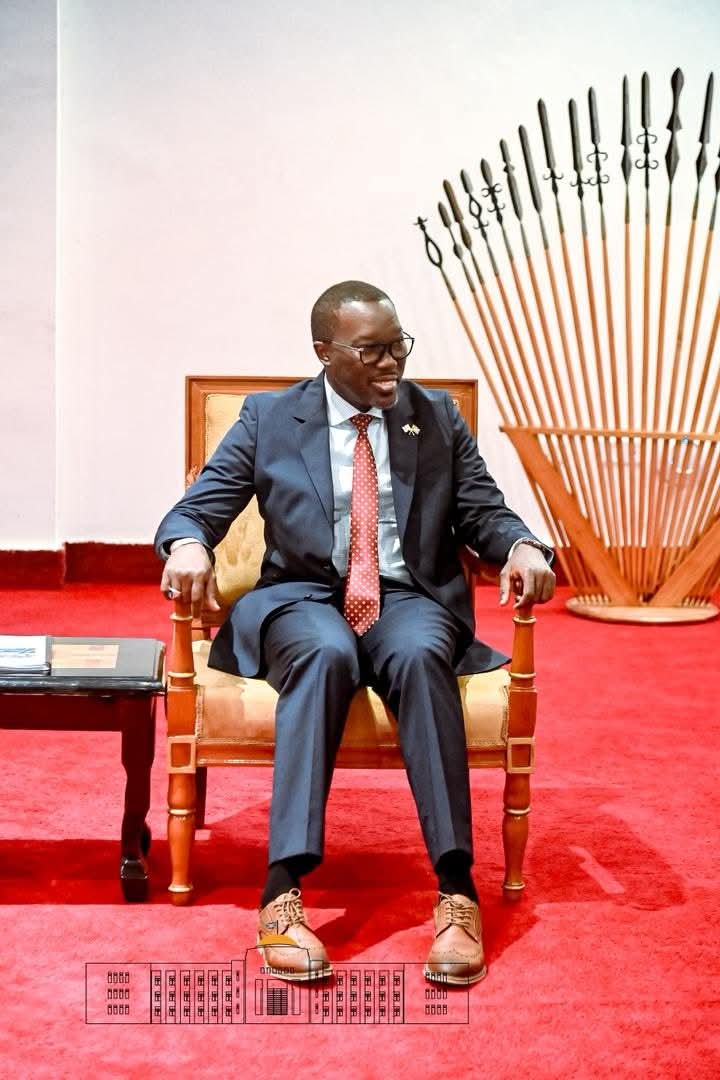 kundiwacu's tweet photo. #Umubonano.
Umukuru w'igihugu c'Uburundi @GeneralNeva yahaye umubonano, kuri uyu wa gatatu ku kirimba i #Kiriri #Bujumbura Ndiame DIOP, icegera c'umukuru w'ibanki y'isi yose araba akarere ka #Afrique y'uburengero n'uburaruko, bakaba baganiriye ivyo gufashanya. https://t.co/D2jOJQIo7J