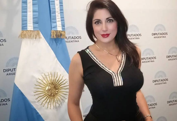 giseladib's tweet photo. Agreden a quienes temen; les horroriza la verdad: aviva giles, y ellos sólo respetan al 5% de periodistas que los pondera para engolosinar anencefálicos. Igual que el kirchnerismo originario y sus "encantadores" de termos.
El vedetismo oscuro y semianalfabeto ocupando bancas del Congreso cumple el mismo fin.