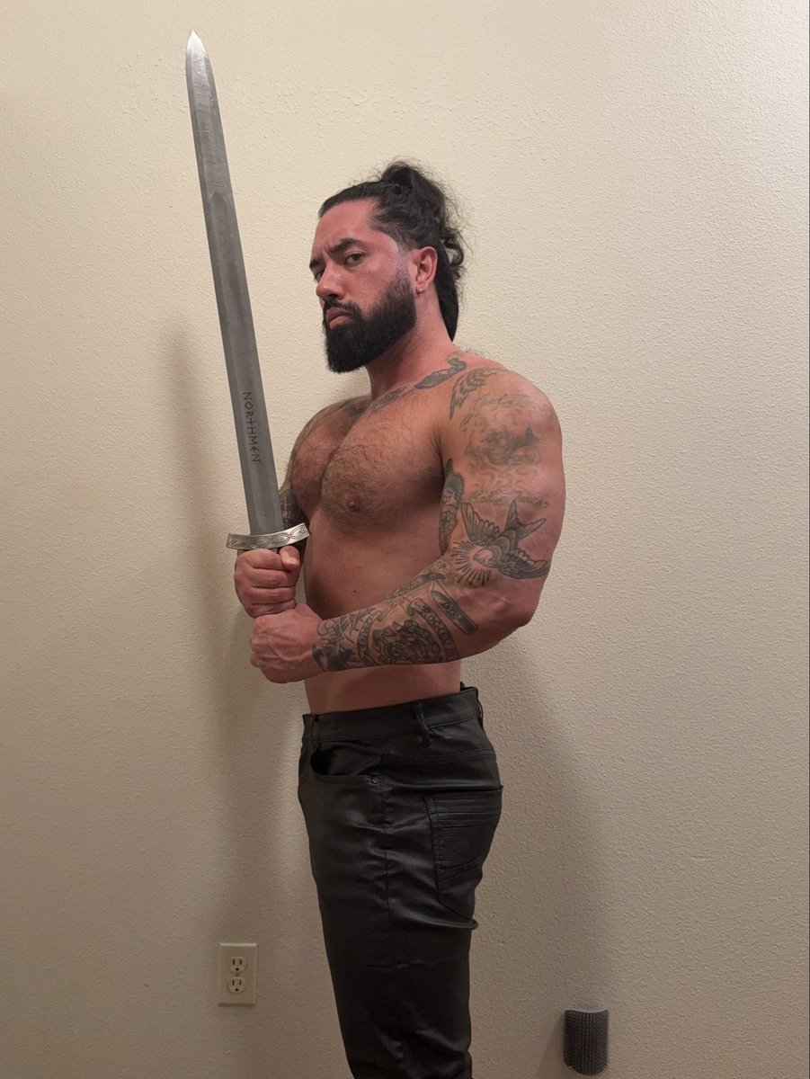 blackbeard_90's tweet photo. Building an original Witcher cosplay #thewitcher #cosplay #fitness #actor #muscle #beard #fantasy https://t.co/6cZ0Ax6OCi