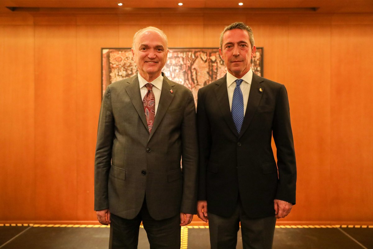 Dr_Faruk_Ozlu's tweet photo. Koç Holding Yönetim Kurulu Başkanvekili Sayın Ali Koç Beyefendi’nin şeref konuğu ve konuşmacı olarak katıldığı toplantımızda kıymetli iş insanları ile bir araya geldik.

Kuruluşunun 100. yılı sebebiyle Koç Grubu’nun başarı hikâyesini dinlediğimiz son derece verimli ve ufuk açıcı bir toplantı oldu.

Mütevazı kişiliği, bilgi birikimi ve değerli görüşleriyle bize tecrübelerini aktaran Sayın Ali Koç’a ve her biri alanlarının en iyisi olan seçkin katılımcılarımıza teşekkür ediyorum.