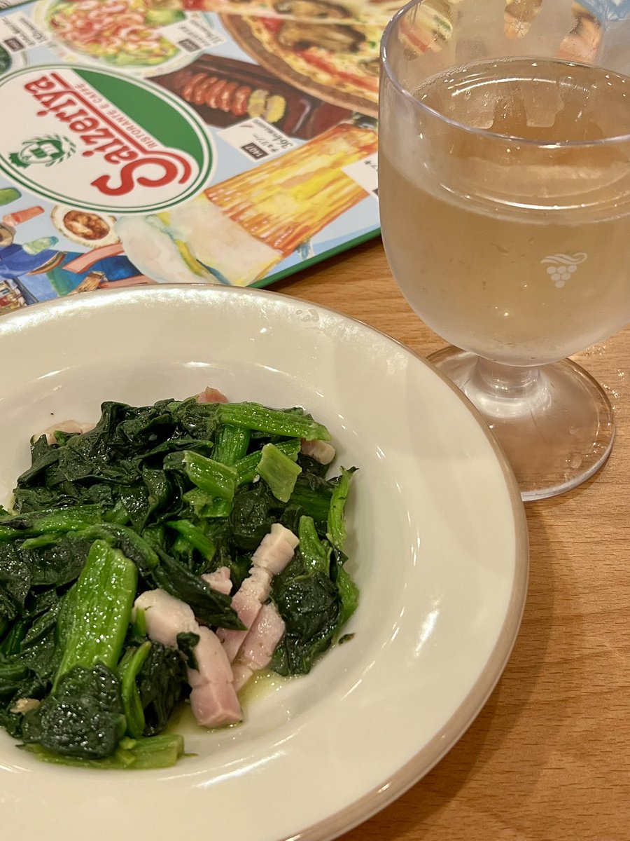 rise2021's tweet photo. ティラミスクラシコに小さじ程度のグラッパを垂らすと美味いと公式メニューに記されていたからやってみたら本当に美味かった。
ただでさえ大人なティラミスが一段と大人仕様になって次回からもグラッパ必須です。
あと噂のタラコフォッカチオもワインのおつまみに良き(*´-`)
#サイゼリヤ 
#沖田あすか https://t.co/8AvjzPTlW8