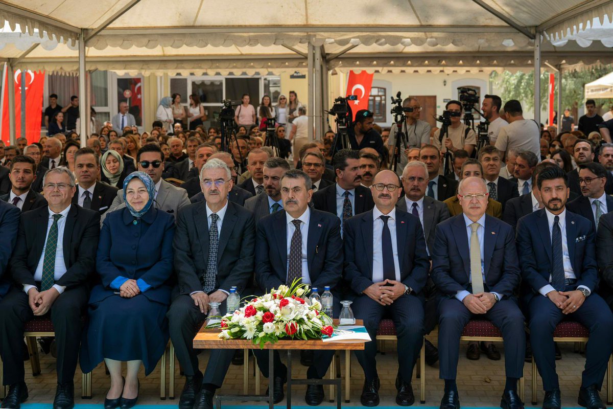 mebhbogm's tweet photo. Anadolu’nun Peynir Mirası Bursa’da Ziyaretçilerle Buluştu 🧀

T.C. Millî Eğitim Bakanlığı Hayat Boyu Öğrenme Genel Müdürlüğü koordinasyonunda hazırlanan “Türkiye’nin Peynir Kültürü Sergisi”, Bursa’da açıldı.

Sergi, Olgunlaşma Enstitülerinin katkılarıyla Anadolu’nun köklü üretim kültürünü ve geleneksel bilgi birikimini gün yüzüne çıkardı.

Açılış, Bakanımız Sayın Prof. Dr. Yusuf Tekin’in katılımıyla Bursa Hamidiye Tarım Mesleki ve Teknik Anadolu Lisesinde gerçekleştirildi.

📌 Anadolu’nun 7 bölgesinden 81 ile uzanan peynir çeşitliliği; emek, sabır ve yerel bilgelikle kayıt altına alındı.

Ziyaretçiler; Dijital Peynir Haritası, Maya Alanı, katalog çalışmaları ve atölyelerle kültürel bir yolculuğa çıktı.

✨ Türkiye Yüzyılı vizyonuyla hazırlanan sergi, kültürel mirasın korunması ve gelecek nesillere aktarılmasına katkı sunuyor.

#HayatBoyuKültür
#HayatBoyuMiras

@tcmeb
@Yusuf__Tekin 
@CelileErenOKTEN 
@topogluemre
