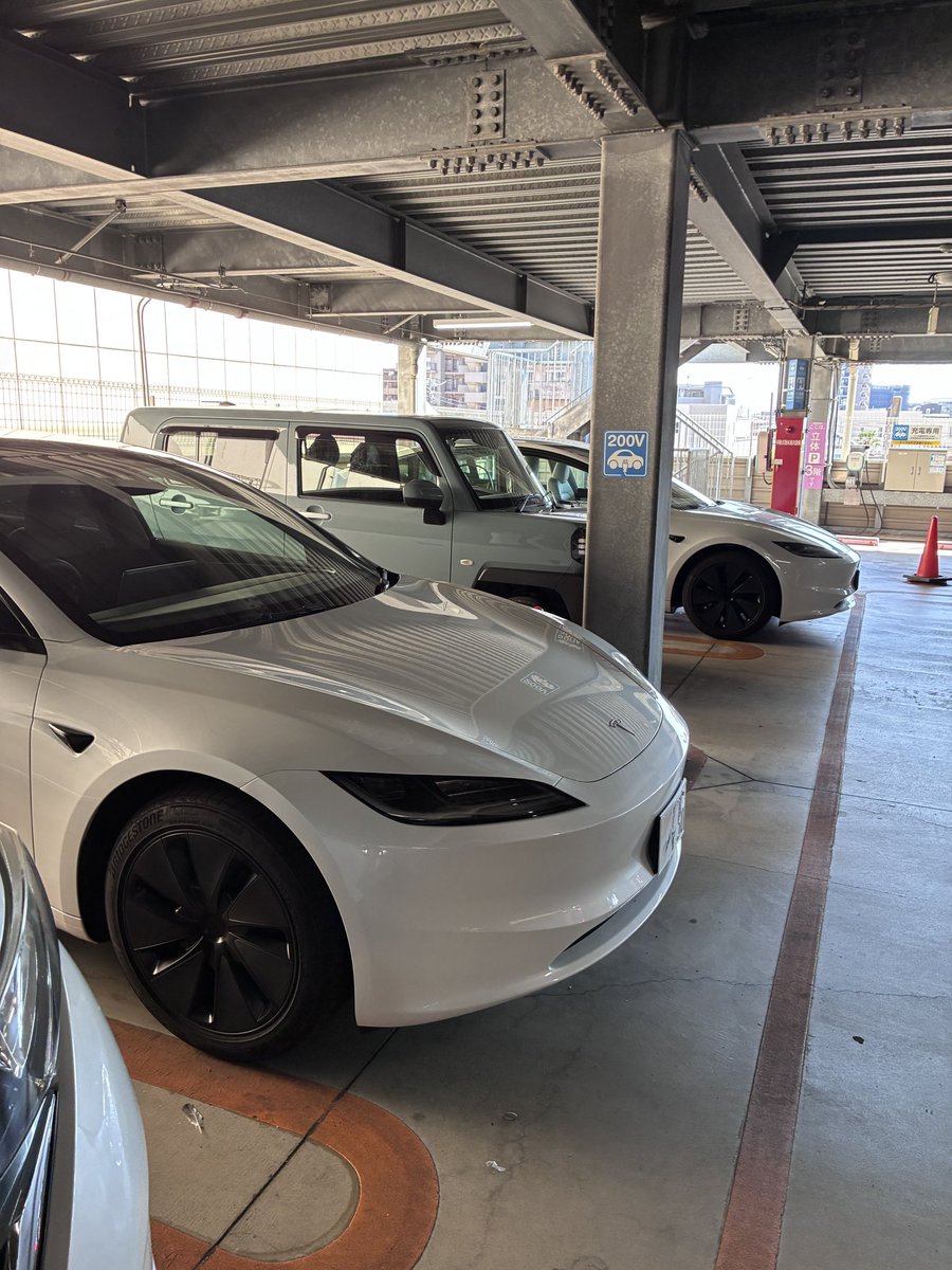 harvest_dev_jp's tweet photo. テスラで買い物、地元のショッピングモールへ🛍️

隣の隣にテスラ🚗

#テスラ https://t.co/G5dJpg5eCv