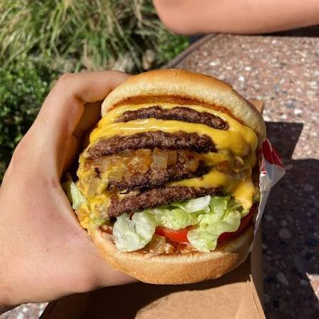 studleyman's tweet photo. @tuuu28283 The In-n-Out "4x4" burger is something wonderful.

An entire pound (454g) of beef. https://t.co/oeSK3nhIKY
