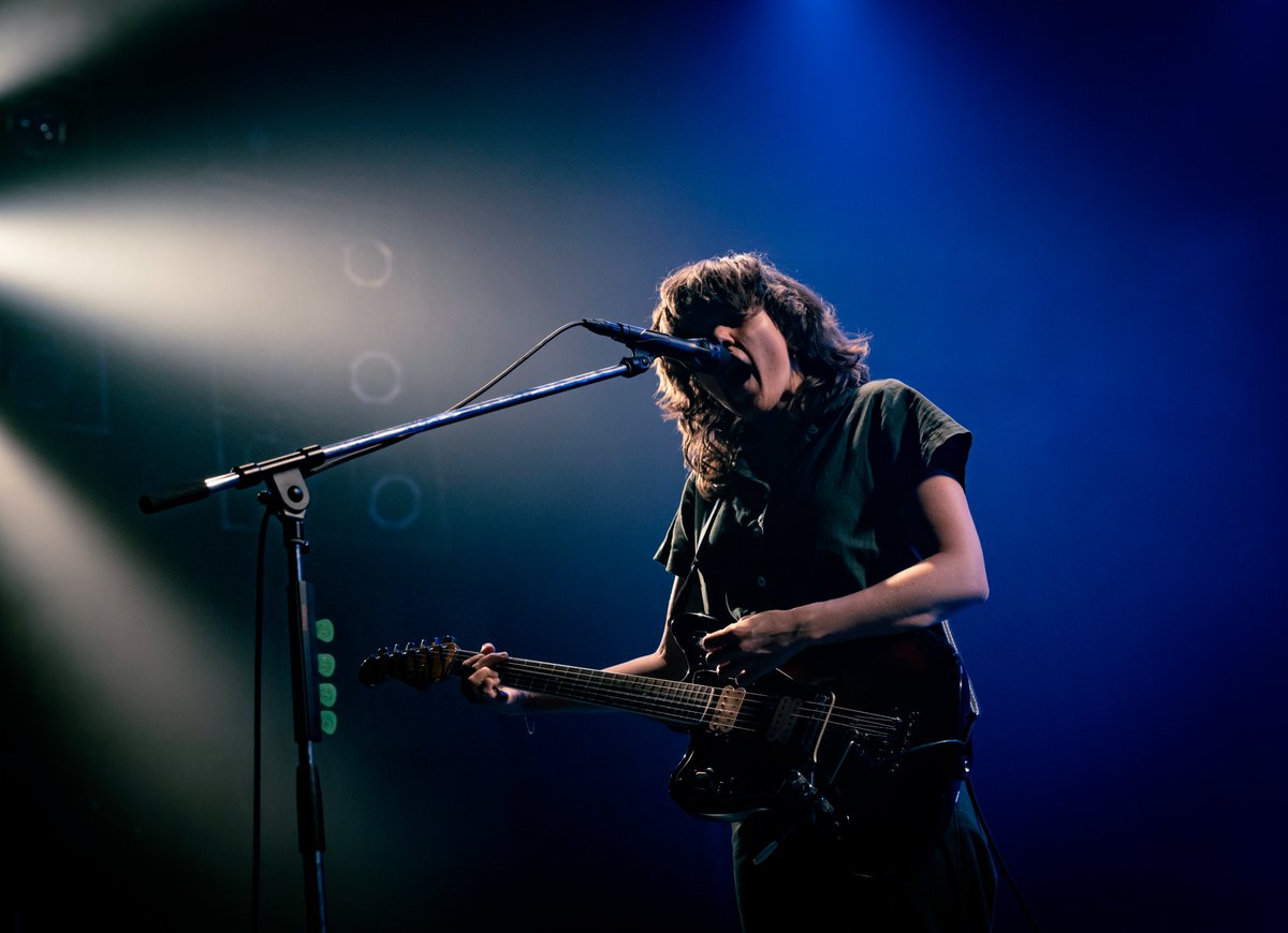 SMASHjpn's tweet photo. 🎈Live Photos!
【 COURTNEY BARNETT 】
大盛況となった #CourtneyBarnett
昨夜の東京公演よりライブフォト到着📸！

⋱ 今夜大阪、当日券あり！⋰
6/18 (Thu) Yogibo META VALLEY 
START 19:00
👕 グッズ 18:00〜 (現金 / 電子 / クレジットOK )
🎫 当日券 18:00〜

Photos: ERINA UEMURA https://t.co/PCTx9Ezj4z