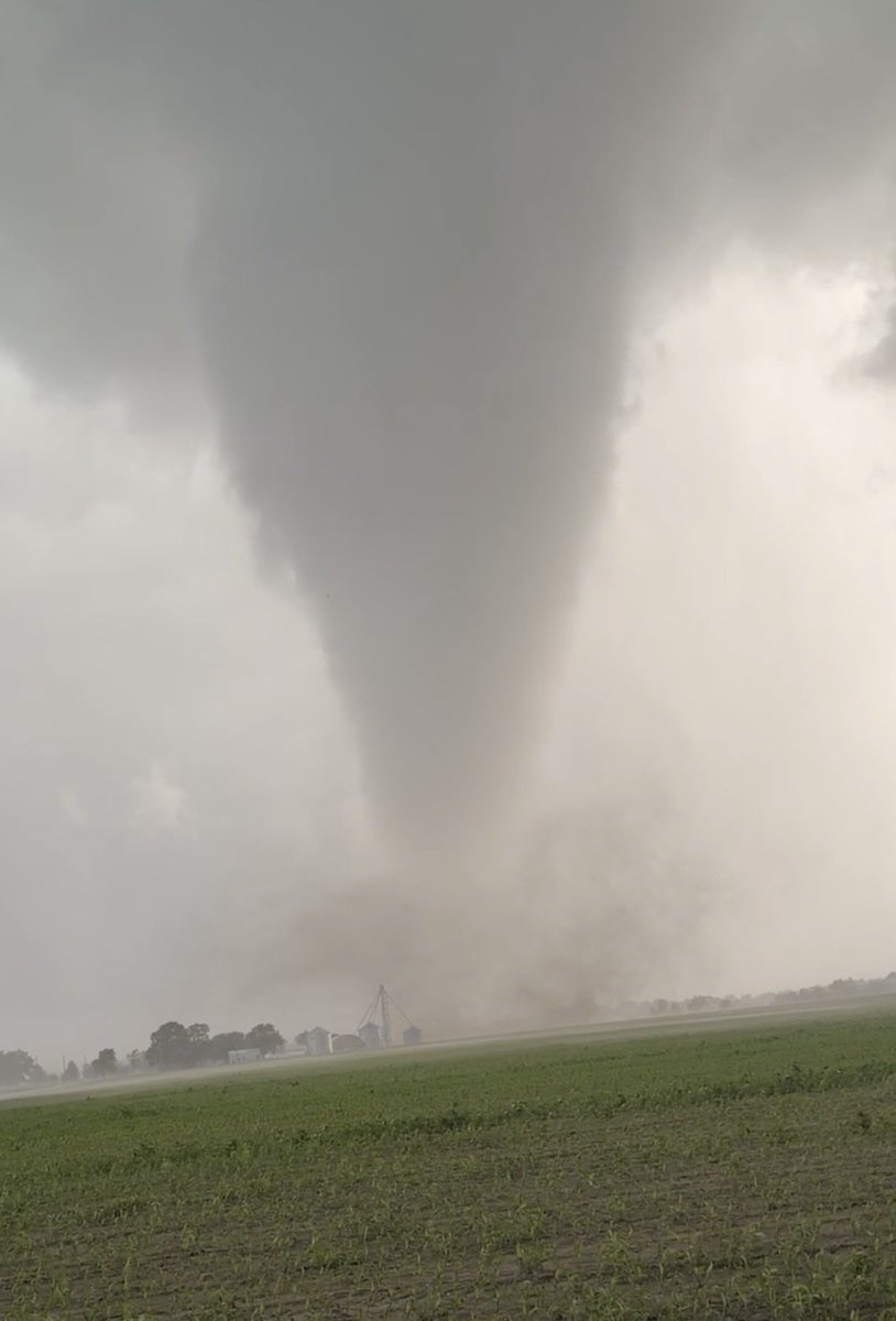 KCTwisters1's tweet photo. Close range tornado NW of Effingham, IL then more pics as it moved E along I-72
#ILWX https://t.co/e1Oo6IpMlN