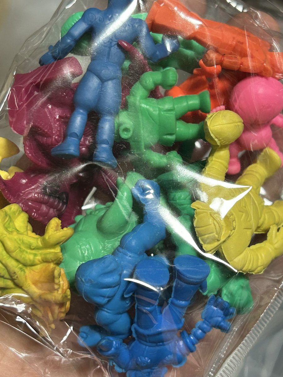 CollectionPoko's tweet photo. んでそのシリーズの2弾な
色々おそらくやけど
パチ消しゴム詰め合わせ&amp;
何やら超人達を
クリップで繋げて遊ぼう。。。
っていう正規品ですよね
キン肉マン消しゴムセットw https://t.co/CmhKGx7rtF