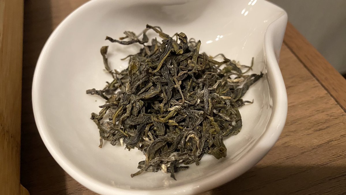 project_tea_ma's tweet photo. 本日のお茶は「豆香碧緑」。緑茶です。

名前の通り豆のような青い香りとまろやかさがあるお茶ですね。
中国・台湾の緑茶らしい味だなぁと感じます。(今日のは台湾の緑茶です)

日本の緑茶との飲み比べをするとこんなに違うんだ…！と感じますよ☺️ https://t.co/ZOHLXwePlX