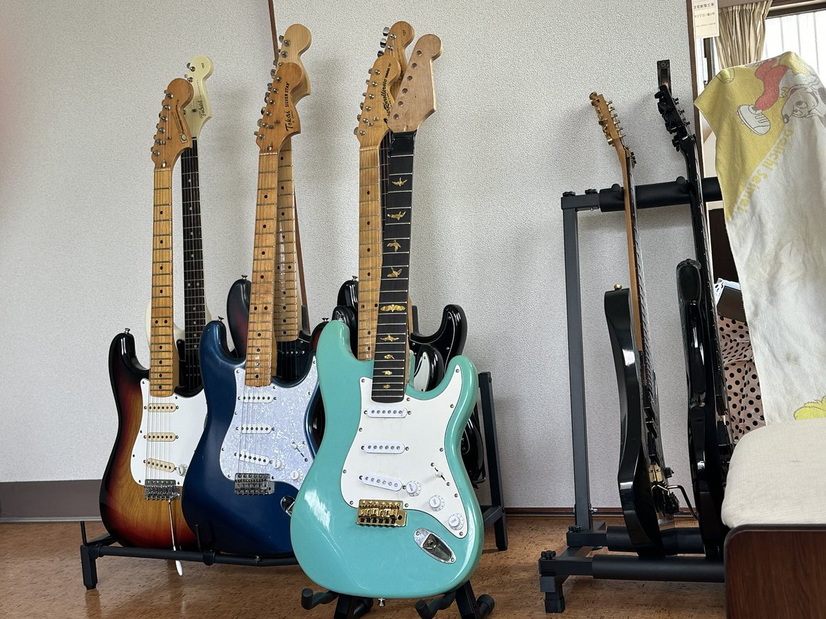 kosodatezamg's tweet photo. ゴールドパーツに合わせるべくゴールドのバードインレイを貼ってみたけどダメだわ、糞ダサい😓 https://t.co/G6zkFFRwOO