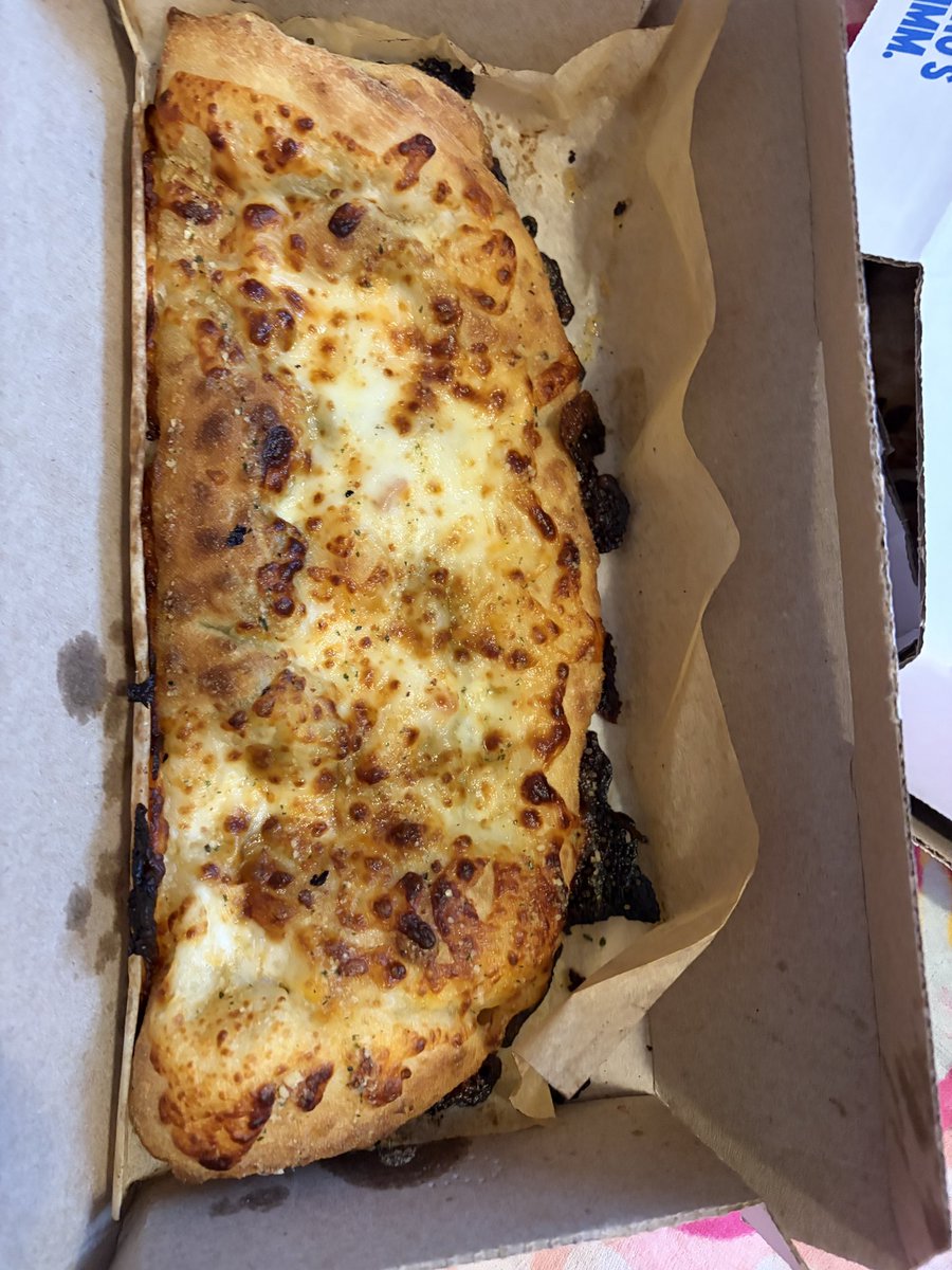 Violetsvanity7's tweet photo. Delicious burnt pizza from @dominos 🤮 https://t.co/vu3WFB88qI