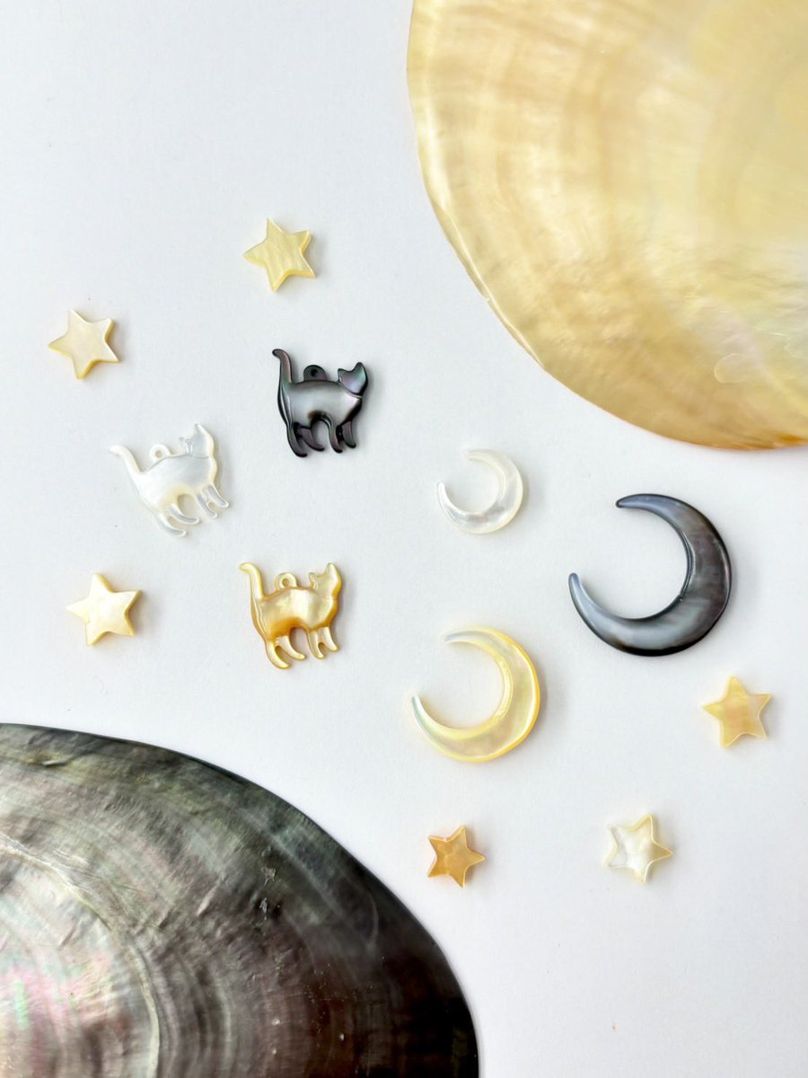 kaigaradonya's tweet photo. 海から届いた贈りもの🐚🌙
天然シェルならではの輝きを楽しめる、シロチョウガイ＆クロチョウガイのパーツ✨
アクセサリーや小物づくりに、海の美しい色彩をプラスしてみてください🐈⋆ ࣪.✦ https://t.co/KbIZHlguBd