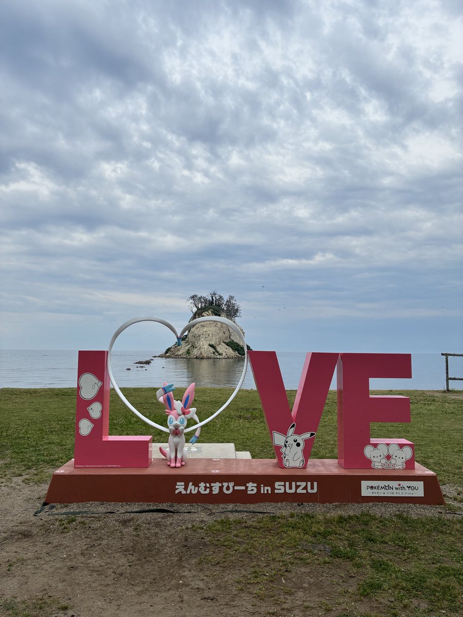 rumiking1118's tweet photo. 珠洲のポケふた見に行って来ました🐰ྀི🏝️⌖˚
ラブカスベンチ可愛すぎ💘
珠洲は可愛いいがいっぱいだぁ〜💘

#ポケモンGO https://t.co/hlEbdgxjUh