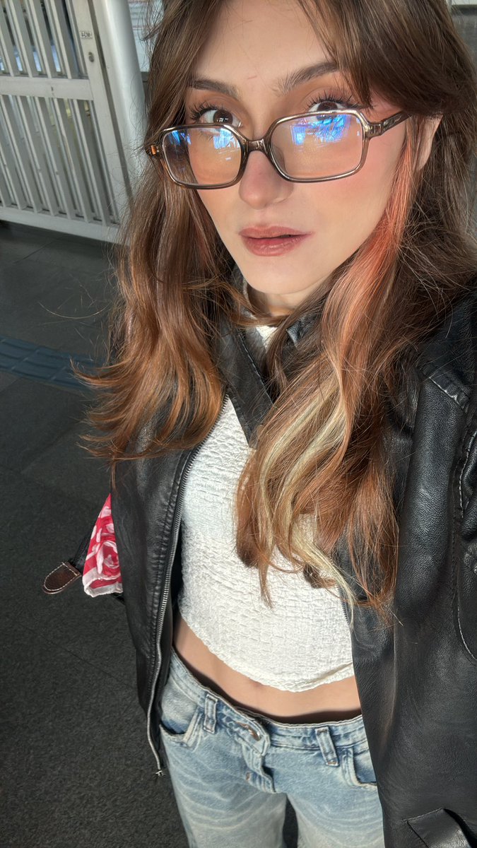 tetaaal's tweet photo. eu mandei essa foto pro meu namorado e ele tá a uns 40 minutos flertando cmg https://t.co/9kB9ivKd3e