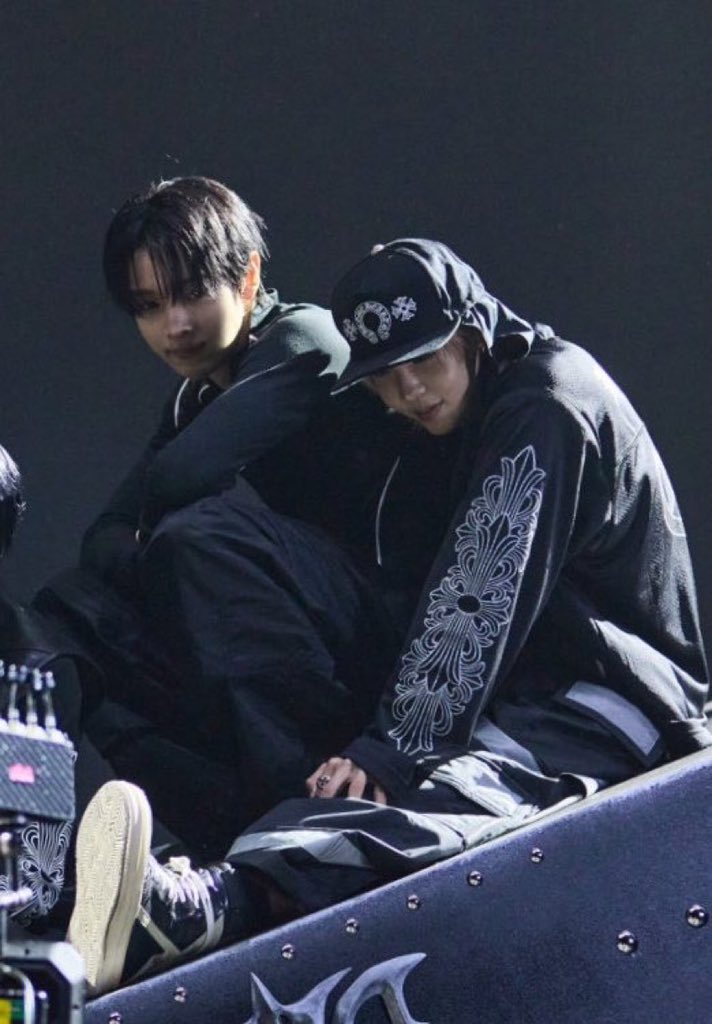 sungtarofeed's tweet photo. leaning on it while monitoring together 👀🤏🏼 https://t.co/xidYd75iK9