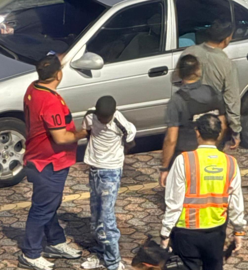 NotiViralesEc's tweet photo. #Guayaquil
Los sicarios terminaron llorando, estos 2 menores de edad fueron capturados por realizar el ataque armado en el aeropuerto.

A los miserables no les importó que habian inocentes en el lugar https://t.co/hz3QcYp0ko