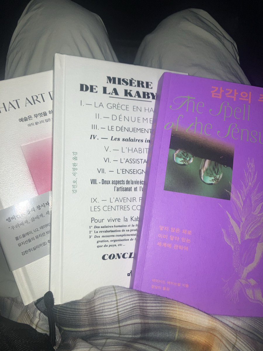 literary_acy's tweet photo. 어제 친구 집에서 책 빌려오는데, 잘 읽겠��고 연락하기 위해 사진 찍다 코피가 났고, 그걸 보던 택시 기사님이 시를 한 편 읊어주셨다 (앙드레 지드를 한때 참 좋아하셨다고) https://t.co/YcgDtv5uGx