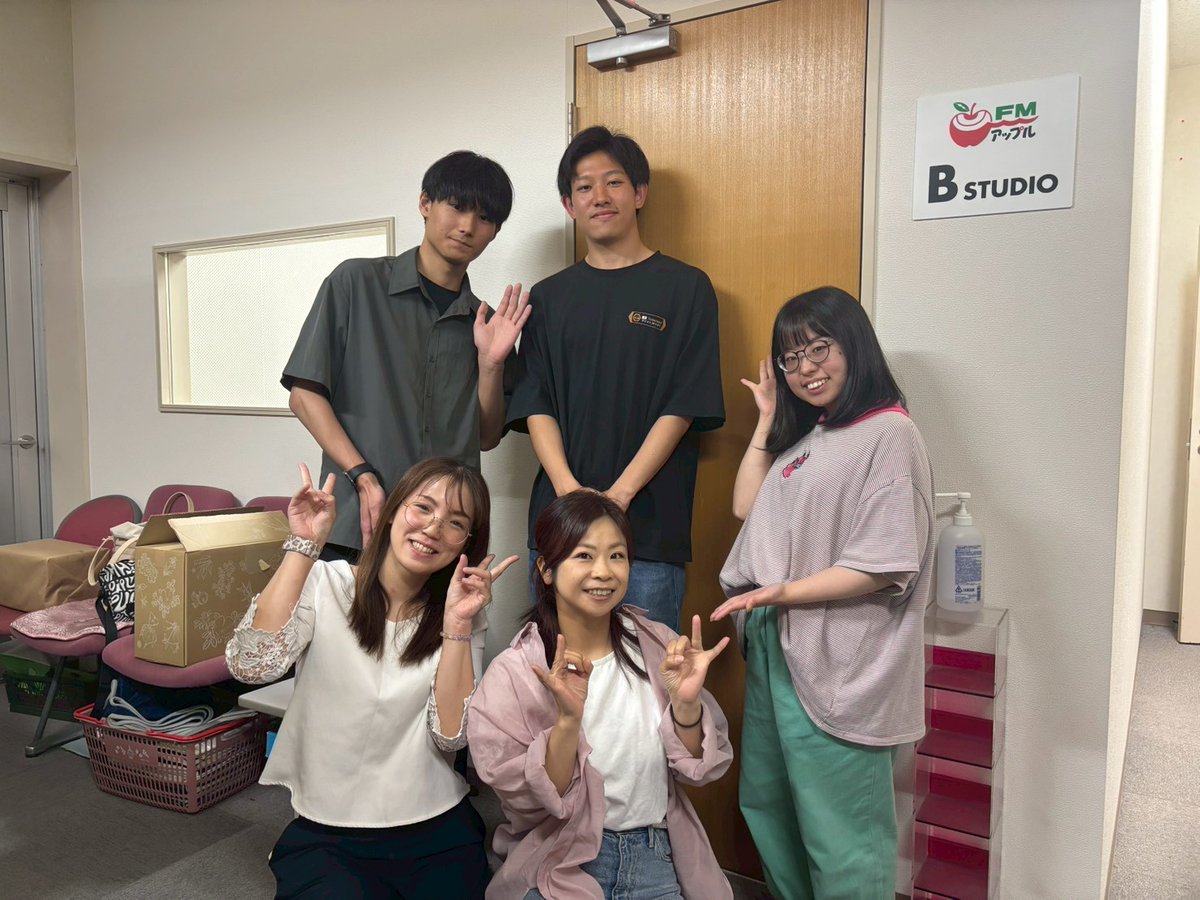 FMApple_765's tweet photo. 「天神・舞トーク！ supported by SoftBank」お聞きいただいた皆さんありがとうございました！

今週は平岸天神より上杉さん・野上さん・沢瀬さん、ソフトバンクより北海道営業部の本多さんを迎えてお届けしました！🪭

YouTubeではアーカイブを配信中
https://t.co/1dlhgCACX8

#平岸天神
#FMアップル https://t.co/KcDERLyXrv