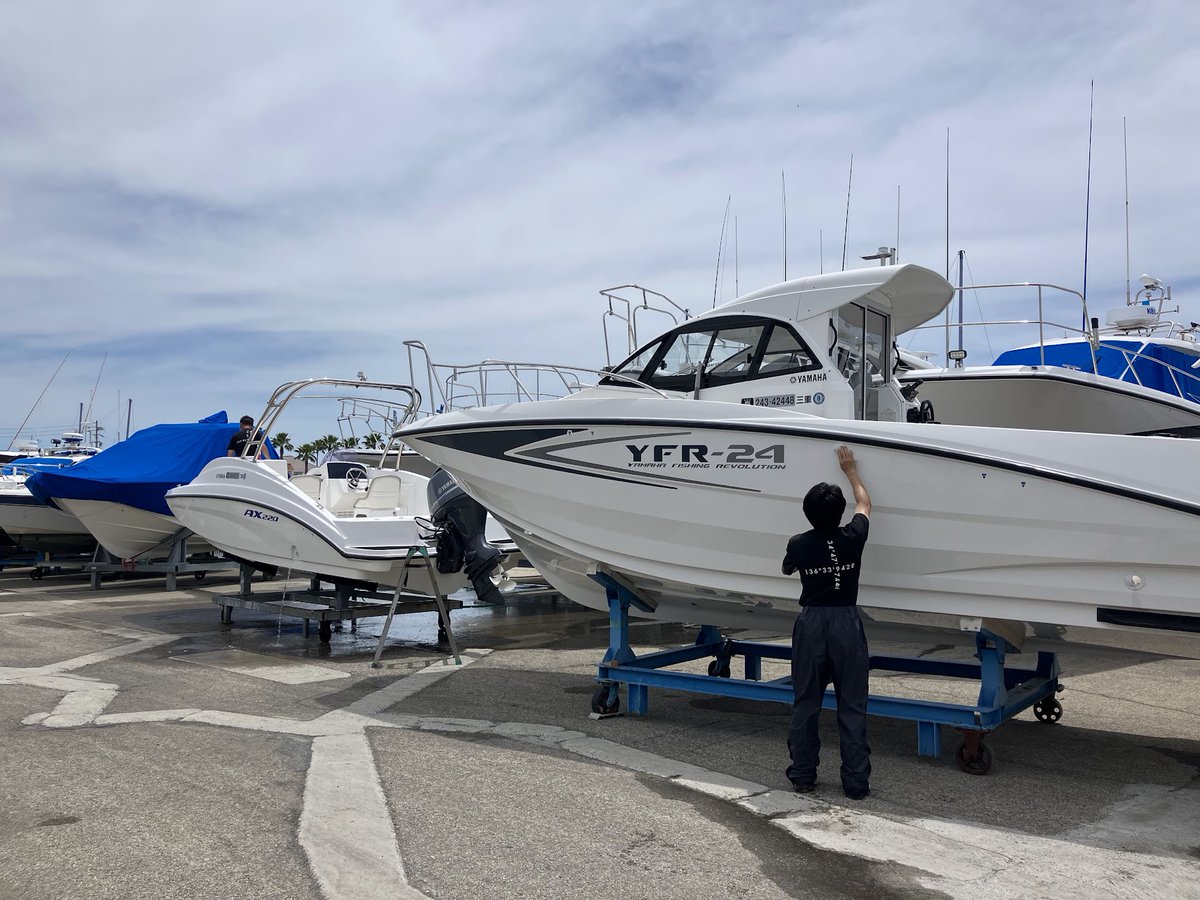 daiichimarine's tweet photo. おはようございます
週末の展示会天気予報は雨となっていますが
展示艇の洗いを朝から皆さん行っていただいています
中の��もこの後参戦予定となっています！

#週末　
#天気　
#イベント　
#洗い https://t.co/AwORZA2O3f