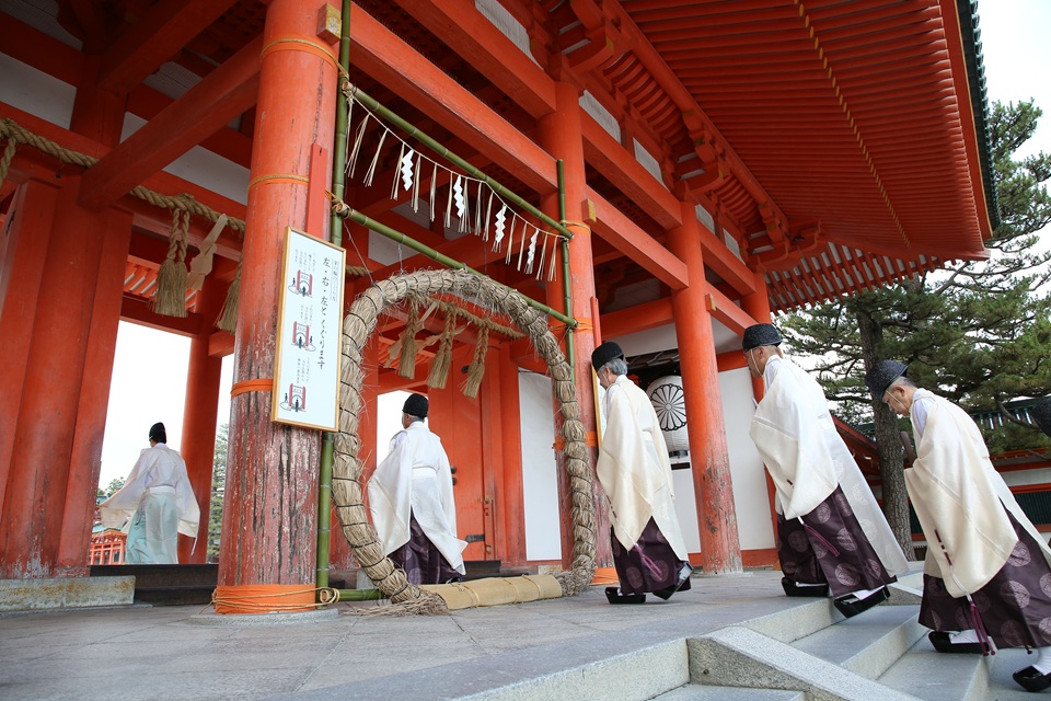 kyo_kanko's tweet photo. ⛩️✨2026年 京都市内の夏越の祓・茅の輪くぐり✨⛩️
⁠
1年の折り返しにあたる6/30に行われる「夏越の祓（なごしのはらえ）」🌿🎐
茅の輪をくぐって半年の穢れを落とし、残り半年を無病息災で過ごせるようにと祈願する神事です。
6月に入ると、各地の神社では茅の輪が設置され、神事に向けた準備が進められます。

京都市内を中心に、茅の輪くぐりができる神社の一覧をまとめました。夏の訪れを感じながら、節目の参拝に出かけてみませんか？
⁠
▼詳細はこちら
⁠https://t.co/yYf9zy1GPh
※お出かけ前に各神社の最新情報をご確認ください
▼「夏越のころ」の記事はこちら
https://t.co/5xWfHfFf8n